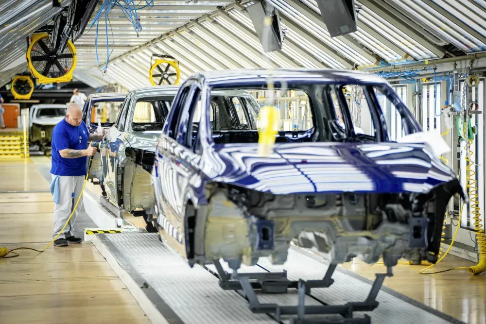 Volkswagen cuts global production capacity by 3 million units, laying off 19,000 in Germany this year - Figure 1