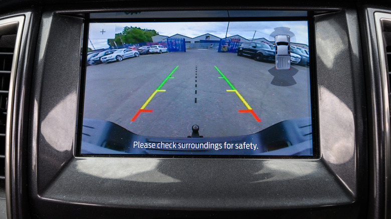 Image on rearview camera showing guidelines