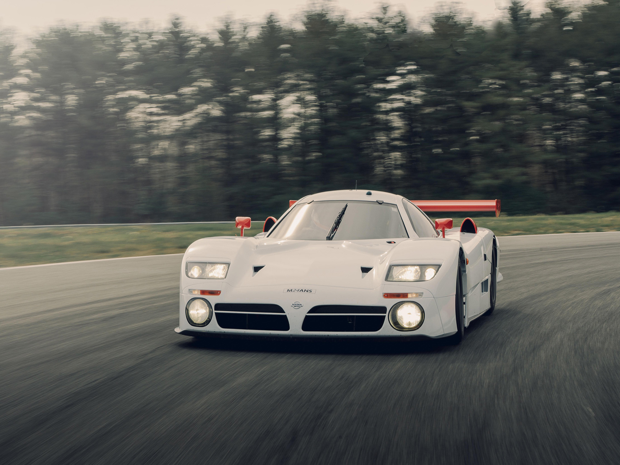 Nissan R390 GT1: как опозориться на Ле-Мане и стать одним из сильнейших спортпрототипов мира