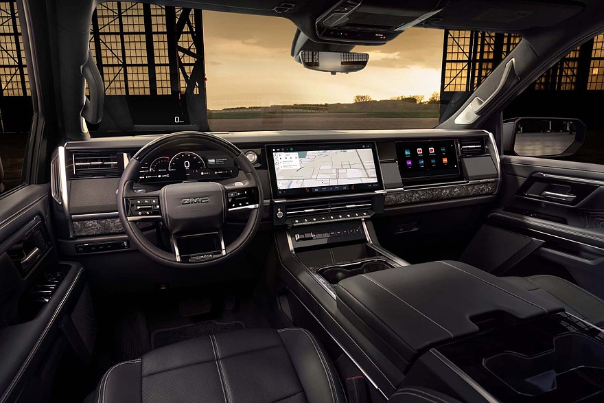 На фото: салон нового пикапа GMC Sierra 1500