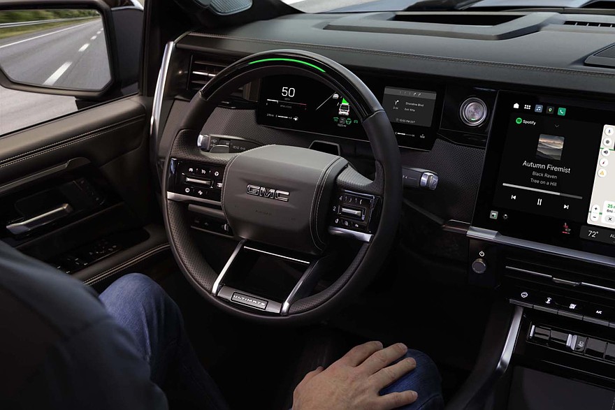 На фото: салон нового пикапа GMC Sierra 1500
