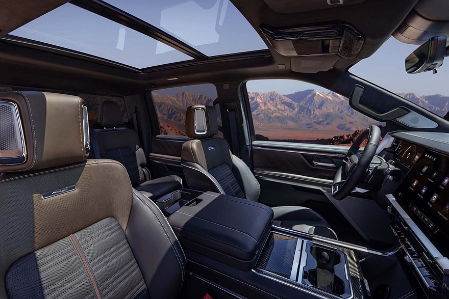 На фото: салон нового пикапа GMC Sierra 1500