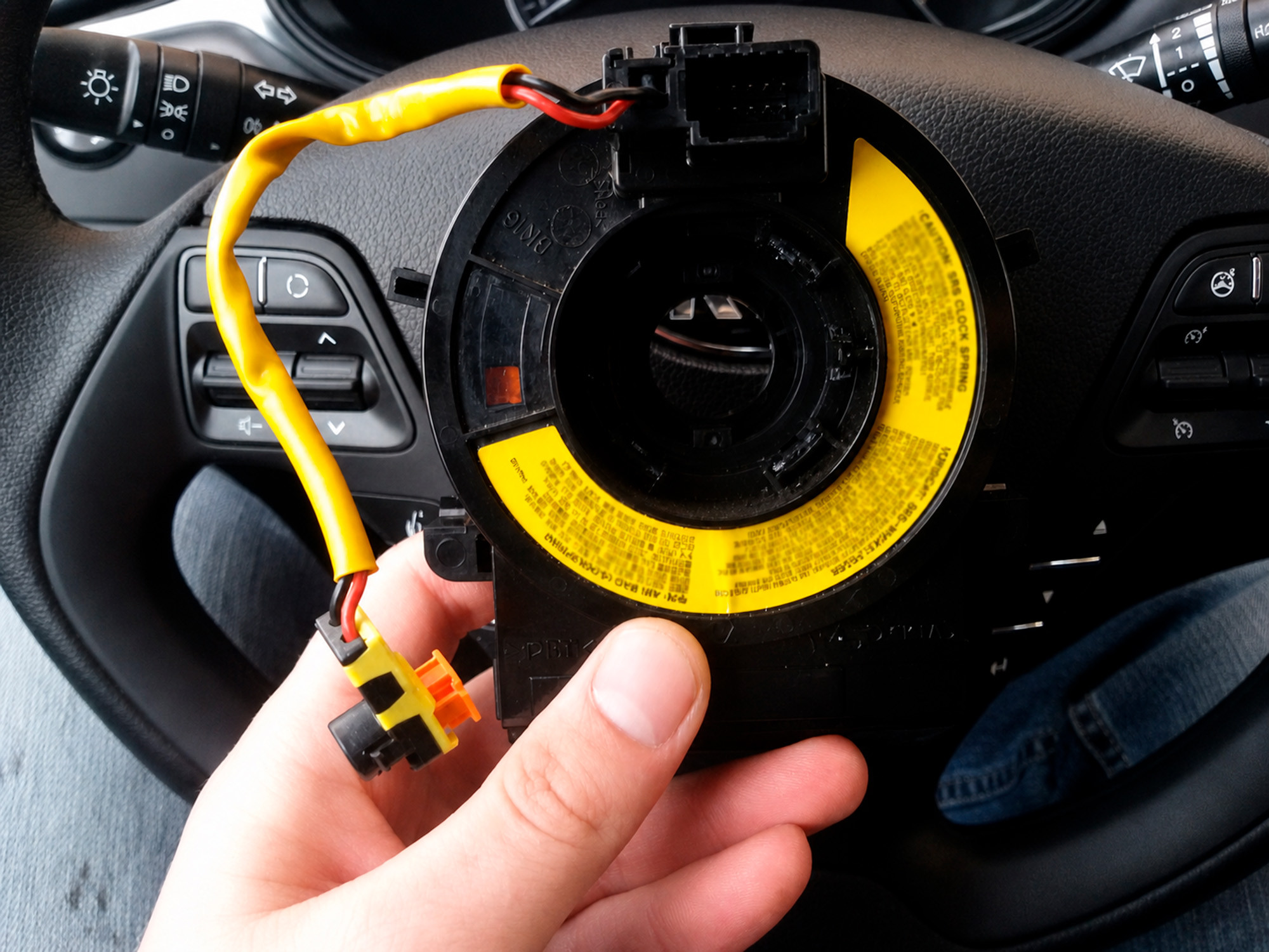 When a ‘pregnant man’ appears and how to treat it: how and why the steering column wiring harness breaks