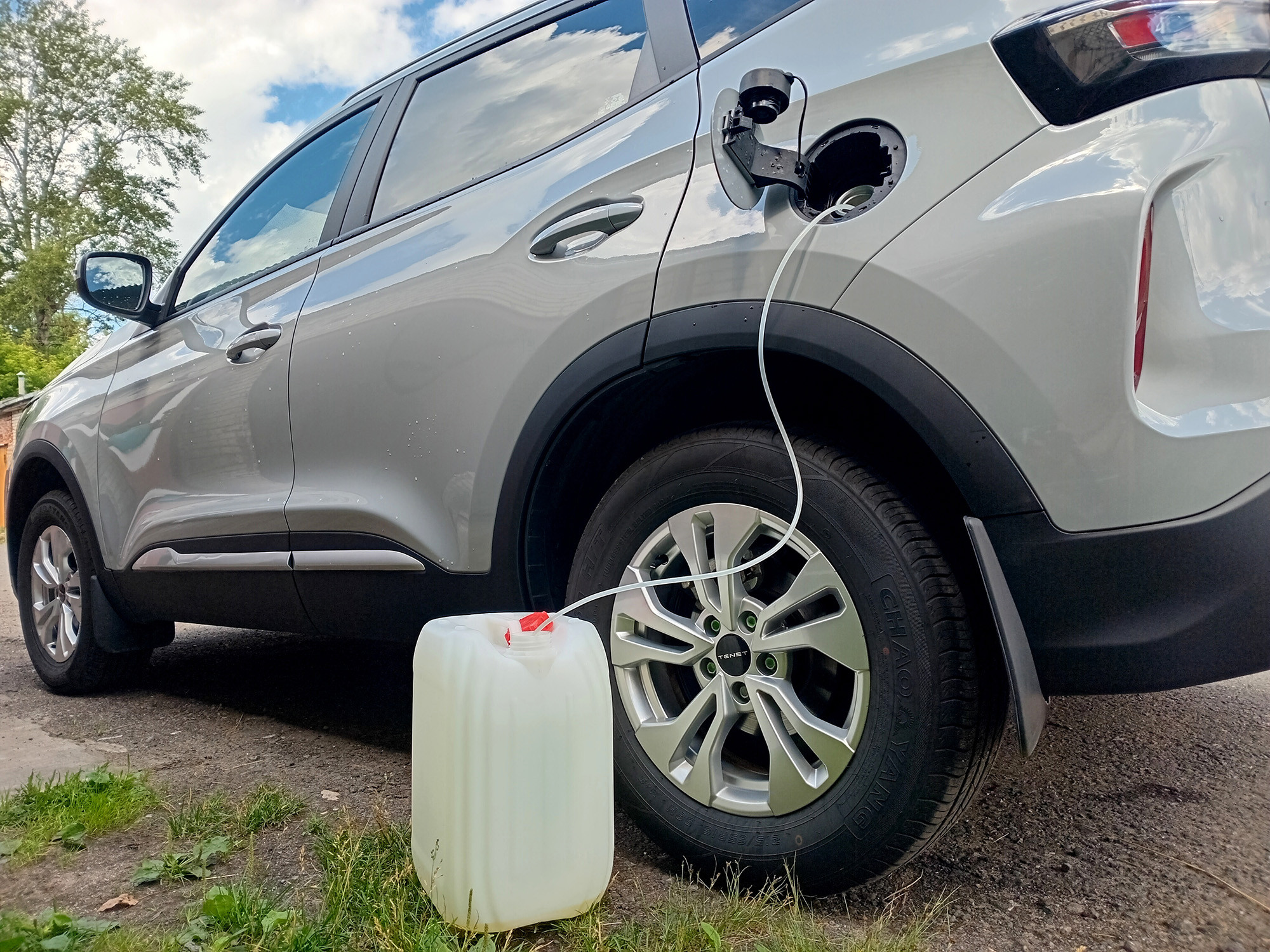 How to Properly Drain Gasoline from a Modern Car’s Tank