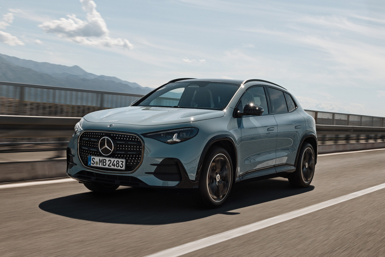 New Mercedes-Benz GLA crossover received several technical variants. Prices are known