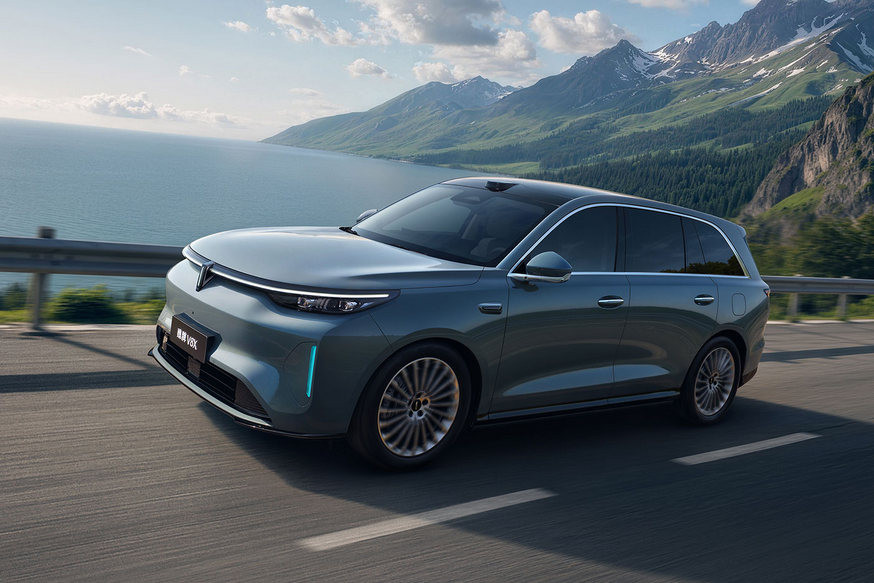 The promised luxury crossover Wey V9X for Russia has gained a younger brother – the Wey V8X