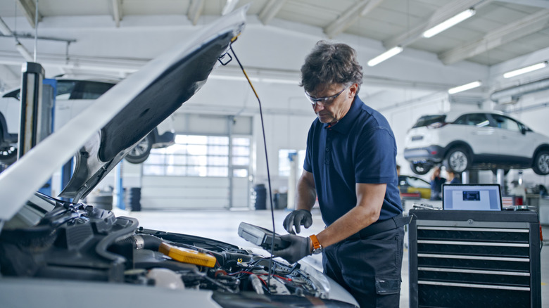 Dealership Service Center Vs. Independent Mechanic: Here’s What To Know About Your Options