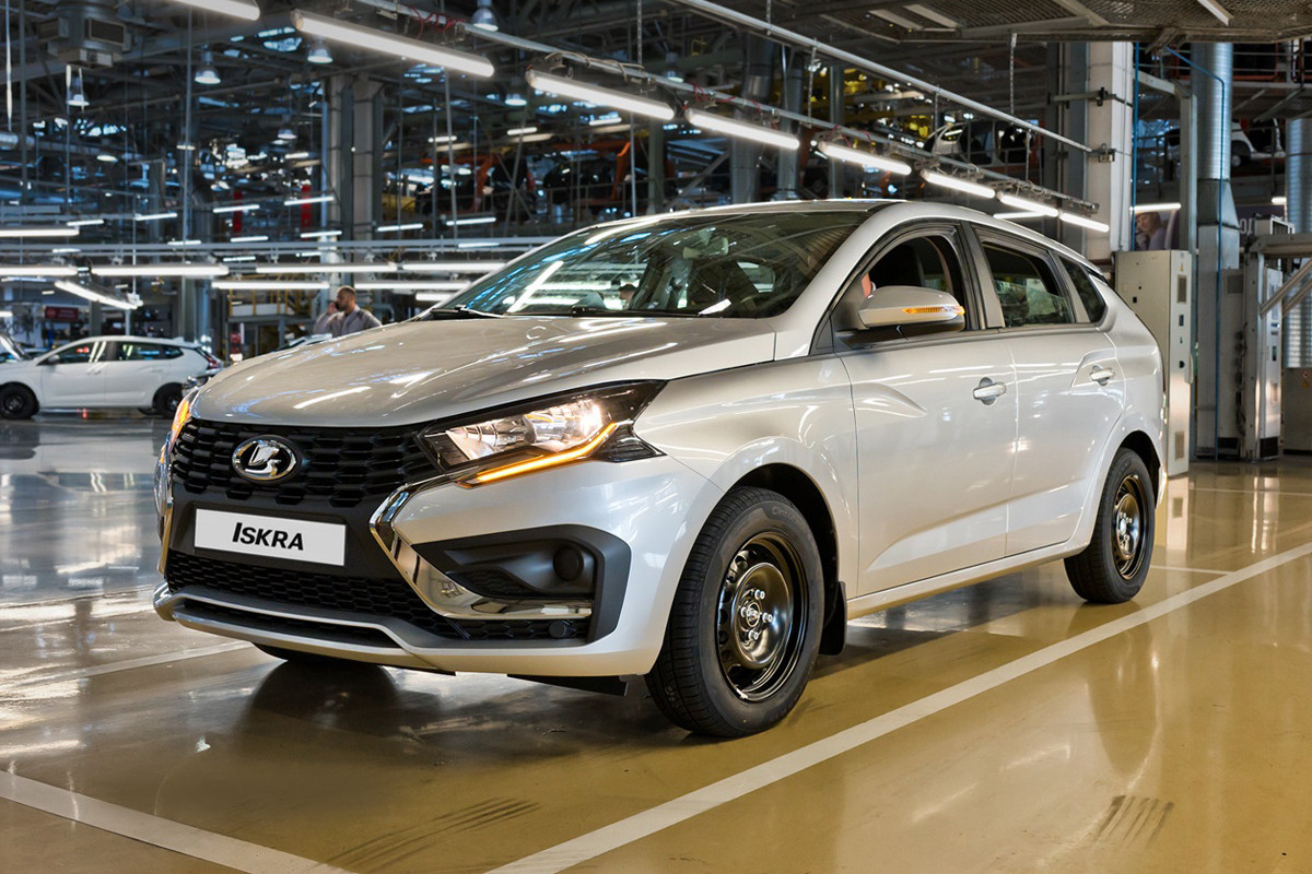 New version of Lada Iskra appears – a station wagon with a six-speed manual transmission.