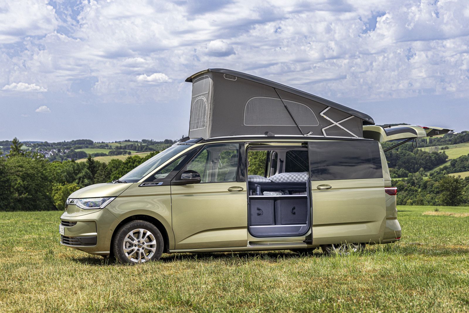 Volkswagen revealed the forerunners of the new California Beach and ID. California Cruise campers.